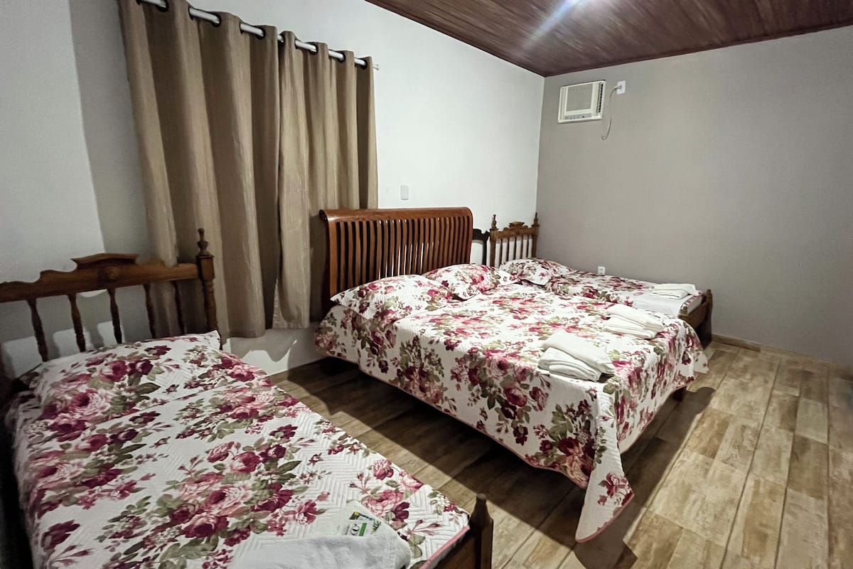 Suite estándar, varias camas, baño privado, planta baja | Wifi gratis