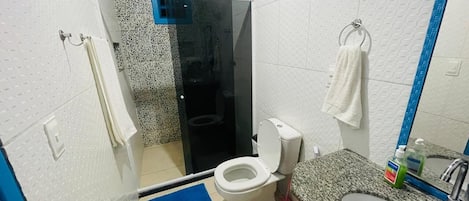 Phòng Suite Superior, phòng tắm riêng, tầng Executive | Phòng tắm | Buồng tắm vòi sen, đồ dùng nhà tắm miễn phí, khăn tắm, xà phòng