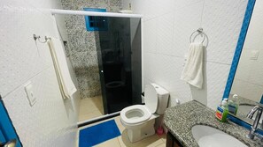 Suite estándar, varias camas, baño privado, planta ejecutiva | Baño | Ducha, artículos de higiene personal gratuitos, toallas y jabón
