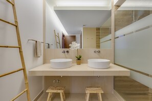 Dusche, Haartrockner, Bidet, Handtücher