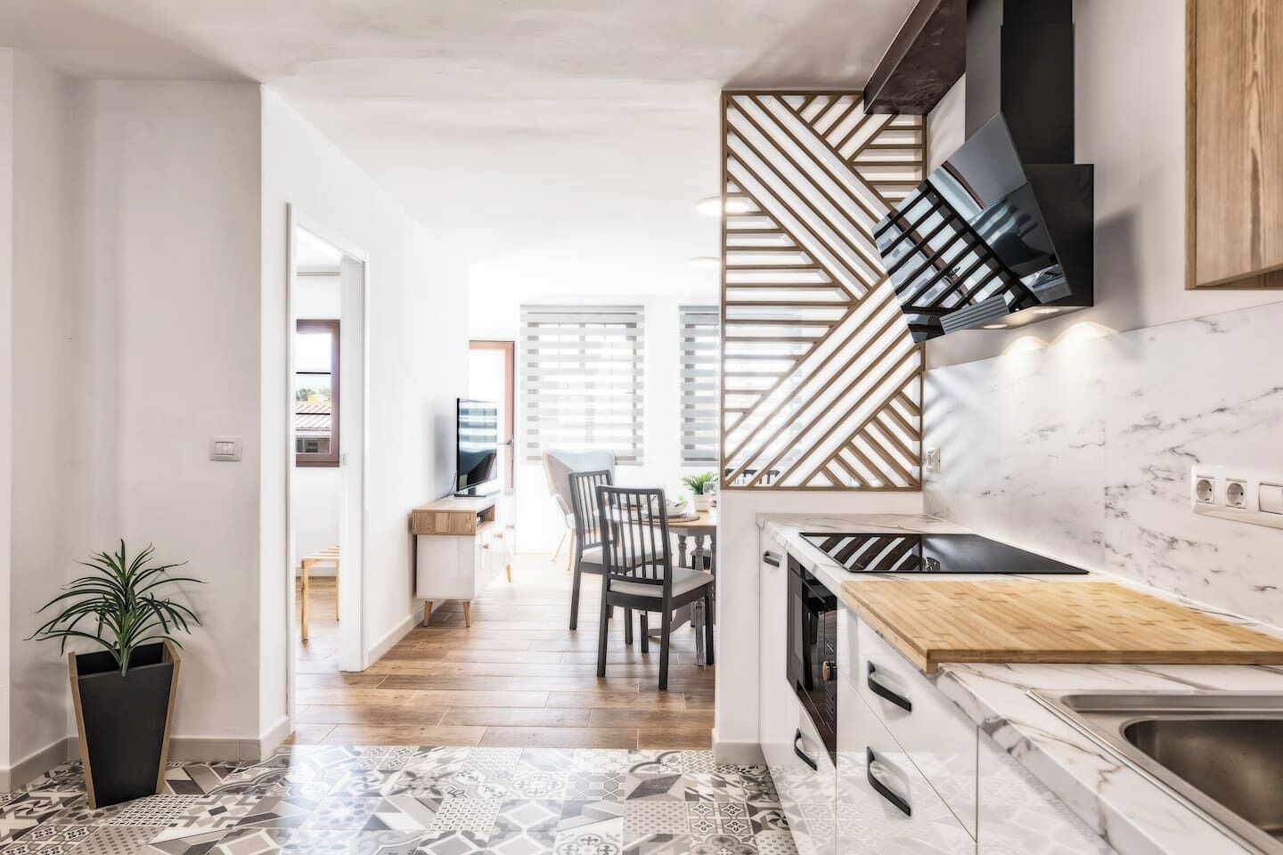 Een koelkast, een microgolfoven, een kookplaat