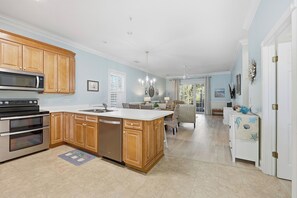 Fridge, microwave, oven, stovetop - AVF 102-101 Spacious 4BR Condo w/ Pool Access – Avian Forest 102-101 (Pawleys Island)