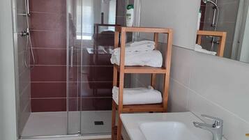 Dusche, Haartrockner, Bidet, Handtücher
