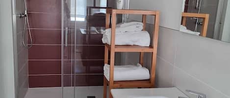Douche, séchoir à cheveux, bidet, serviettes fournies