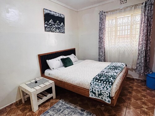 Joy's One bedroom Apartment 

3 min drive,Charming ,fully furnished,
Short stays