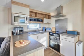 Fridge, microwave, oven, stovetop - Host and Stay | 421 Wooler Park (Wooler)