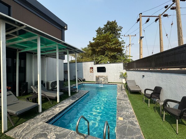 Outdoor pool - Bottega Apartment & Suites (Asaba)