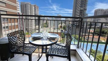 Apartment | Outdoor dining