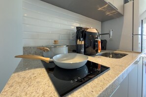 Comfort Apartment | Private kitchen | Cookware/dishes/utensils - Glass Art 96 (São Paulo)