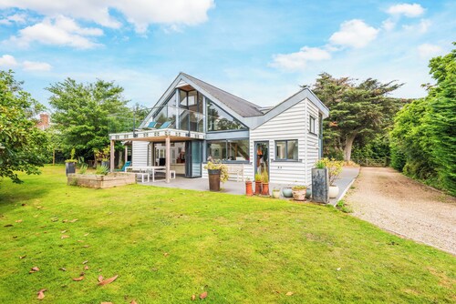 Bright 4 bed 4 bath Villa in historic Canterbury surrounded by Magnolia trees