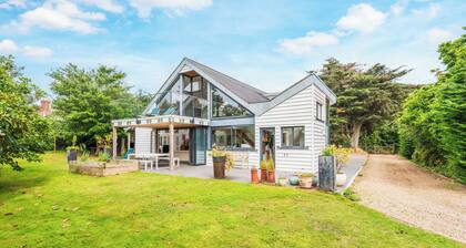 Bright 4 bed 4 bath Villa in historic Canterbury surrounded by Magnolia trees