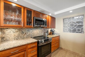 Condo, 1 chambre | Cuisine privée | Cafetière-théière, réfrigérateur, four à micro-ondes, un four