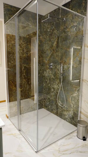 Haartrockner, Handtücher, Seife, Toilettenpapier