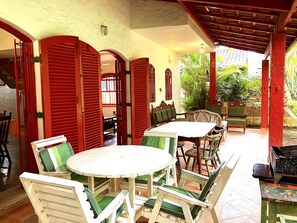 Outdoor dining - Casa com muito lazer a 100m da Praia de Guaecá/SP (São Sebastião)