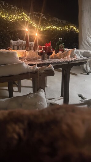 Outdoor dining - Family-friendly and cozy guesthouse on the edge of the forest. (Kasterlee)