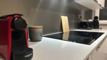 Een koelkast, een microgolfoven, een oven, een kookplaat