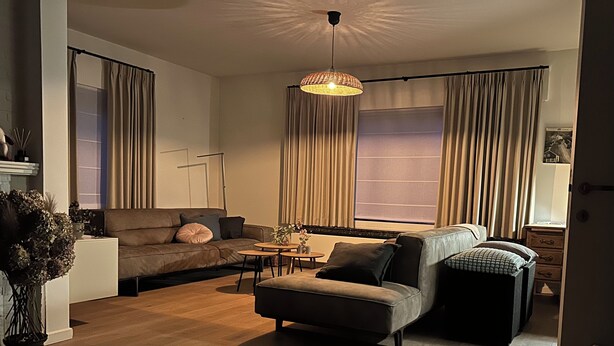 A modern living room with a sofa, ottoman, and a table with a lamp. - Family-friendly and cozy guesthouse on the edge of the forest. (Kasterlee)