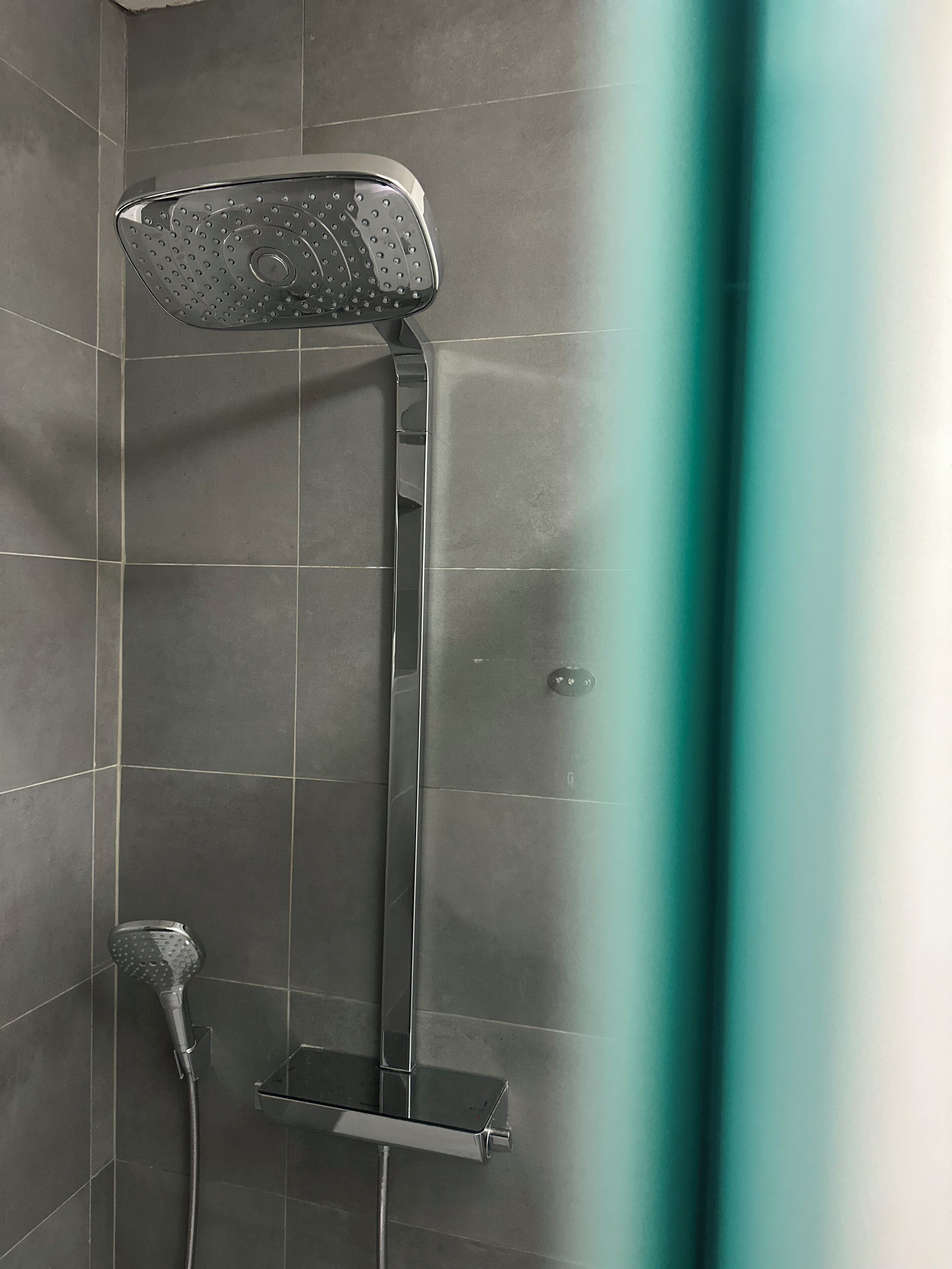 Dusj, hårføner, håndklær og såpe