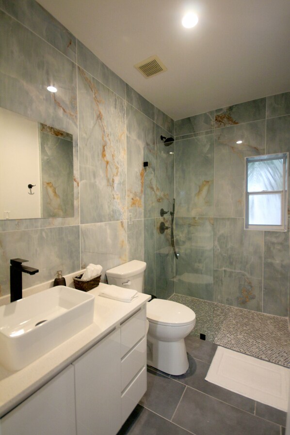 Shower, towels, soap, toilet paper - Historical Little Havana 2/1 Apartment with Parking (Miami)