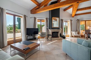 TV, fireplace - Villa L'Escale des Golfs (Saint-Raphaël)