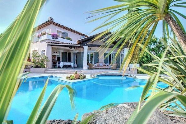 Outdoor pool - Villa L'Escale des Golfs (Saint-Raphaël)