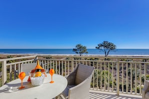 Outdoor dining - 512 Shorewood - Oceanfront Penthouse Retreat with Unbeatable Beach Views (Hilton Head Island)