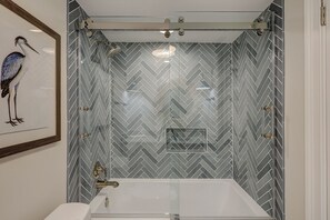 Shower, hair dryer, towels - 512 Shorewood - Oceanfront Penthouse Retreat with Unbeatable Beach Views (Hilton Head Island)