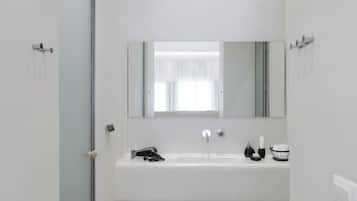 Douche, articles de toilette écologiques, sèche-cheveux