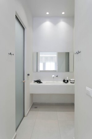 Douche, articles de toilette écologiques, sèche-cheveux