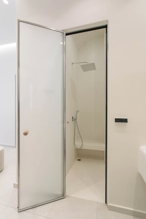 Ducha, artículos de tocador ecológicos, secador de pelo, toallas
