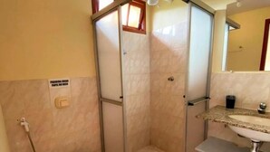 A bathroom with a shower enclosure, toilet, and sink. - Imperdível: Incrível casa a 65m da praia do Meaípe (Guarapari)