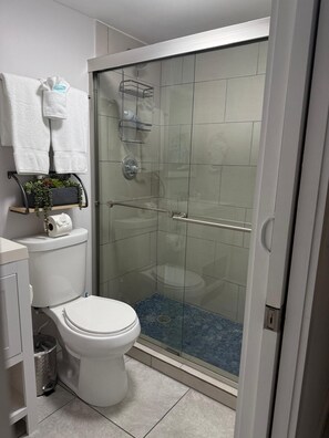 Shower, hair dryer, towels, soap - Escape to Sailors Paradise in Marathon FL (Marathon)