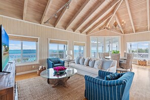 TV connectée, livres, espaces bureaux