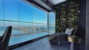 A modern room with a large window overlooking a pier and the sea. - Baltic Infinity (Międzyzdroje)