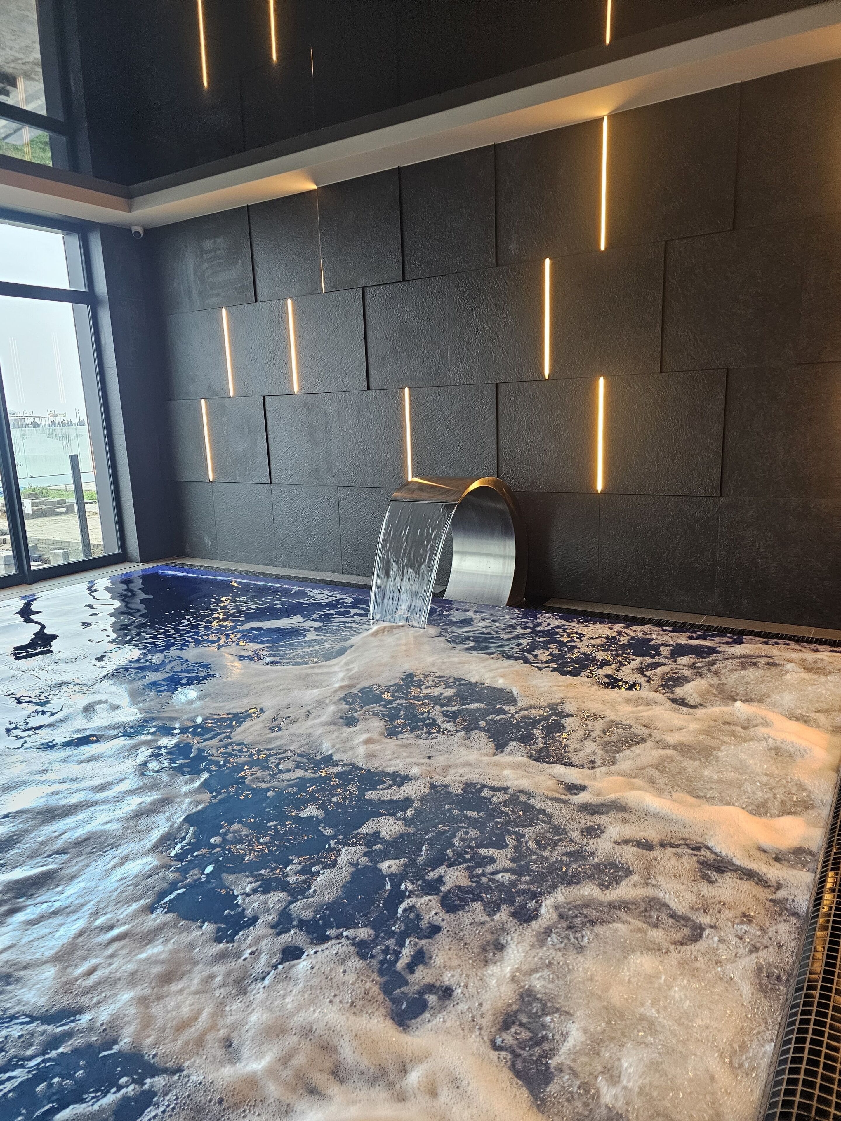 室内游泳池，09:00 至 22:00 开放，日光浴躺椅