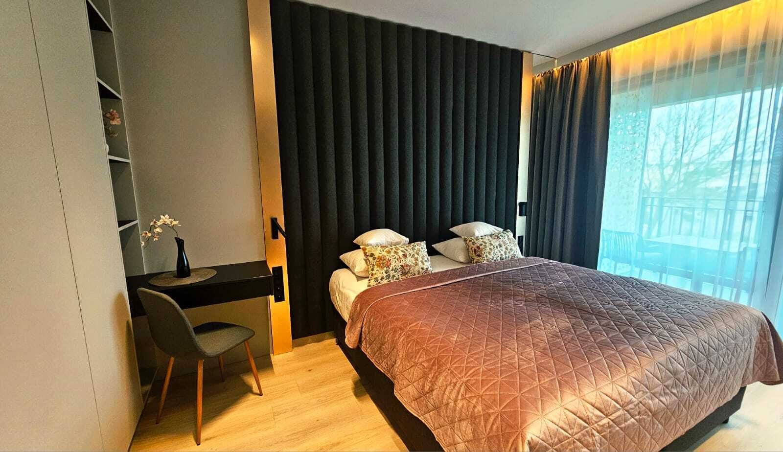 Deluxe Studio, 1 King Bed, Sea View | Living area