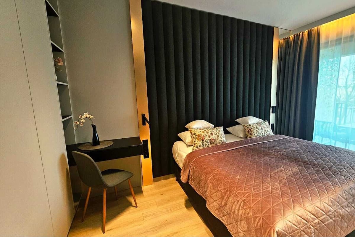 Deluxe Studio, 1 King Bed, Sea View | Living area