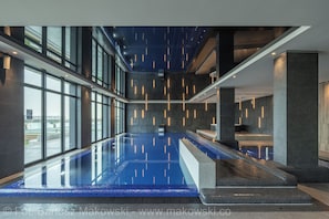 من حمّامات السباحة المغطاة، مقاعد للتشمس