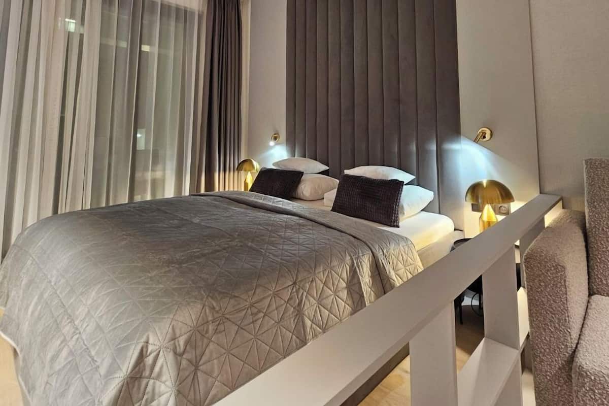 Deluxe Studio, 1 Bedroom, Non Smoking, City View | Living area
