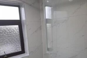 Combined shower/bathtub, deep-soaking bathtub, towels - Family- Near Lcy Airport- Sleeps 6- Parking- Wi-fi (Dagenham)