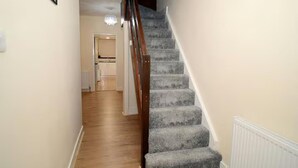 A staircase with carpeted steps leading to a landing. - Family- Near Lcy Airport- Sleeps 6- Parking- Wi-fi (Dagenham)
