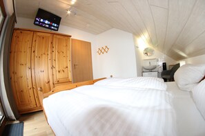 WiFi, bed sheets - Holiday Home 'Da Vinci' with Sauna, Whirlpool (May 1–Oct 15), Wi-Fi & AC (Kirchheim)