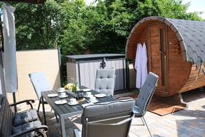 Outdoor dining - Holiday Home 'Da Vinci' with Sauna, Whirlpool (May 1–Oct 15), Wi-Fi & AC (Kirchheim)