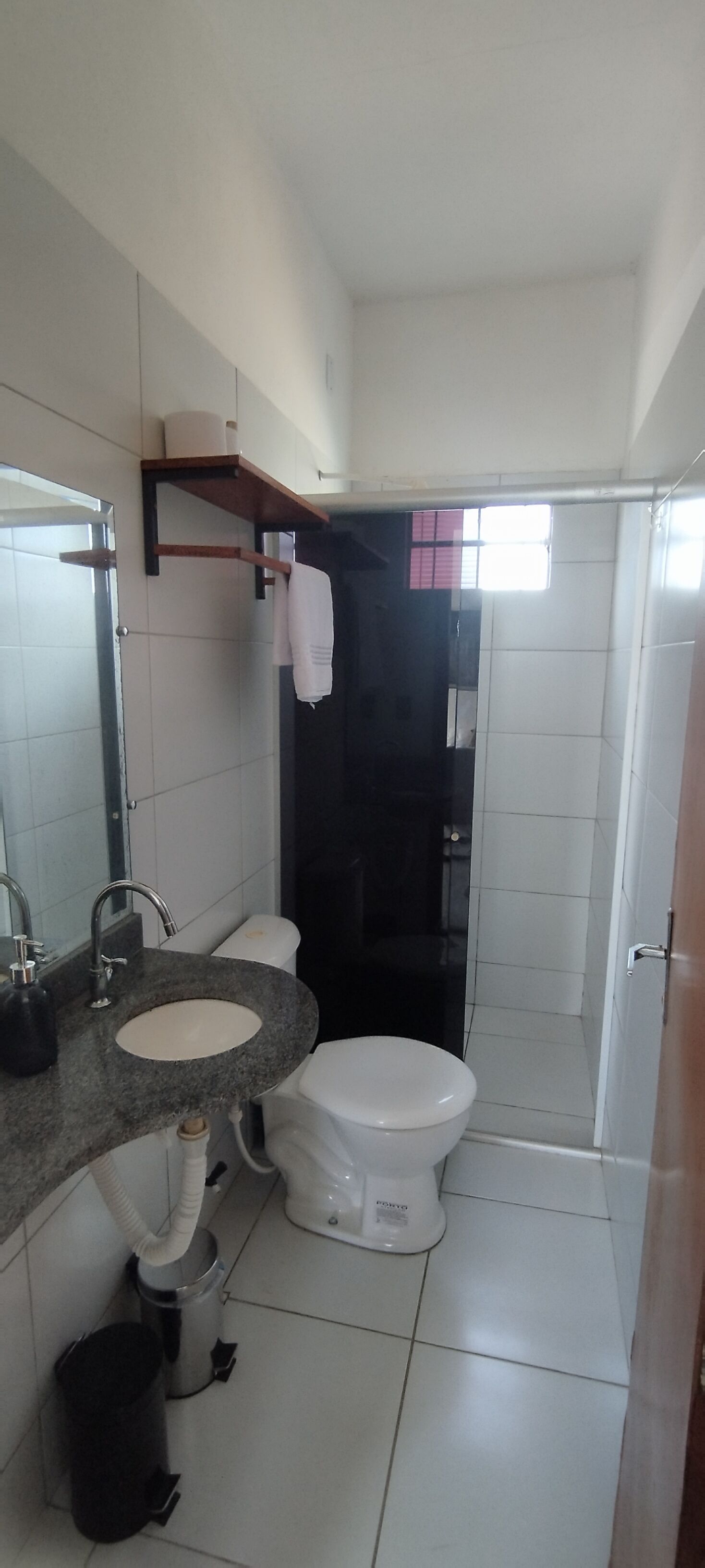 Chuveiro, secador de cabelo, toalhas de banho, papel higiênico