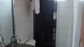Chuveiro, secador de cabelo, toalhas de banho, papel higiênico