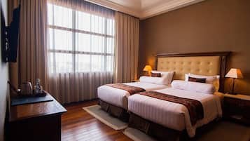 Escritorio, tabla de planchar con plancha, wifi gratis