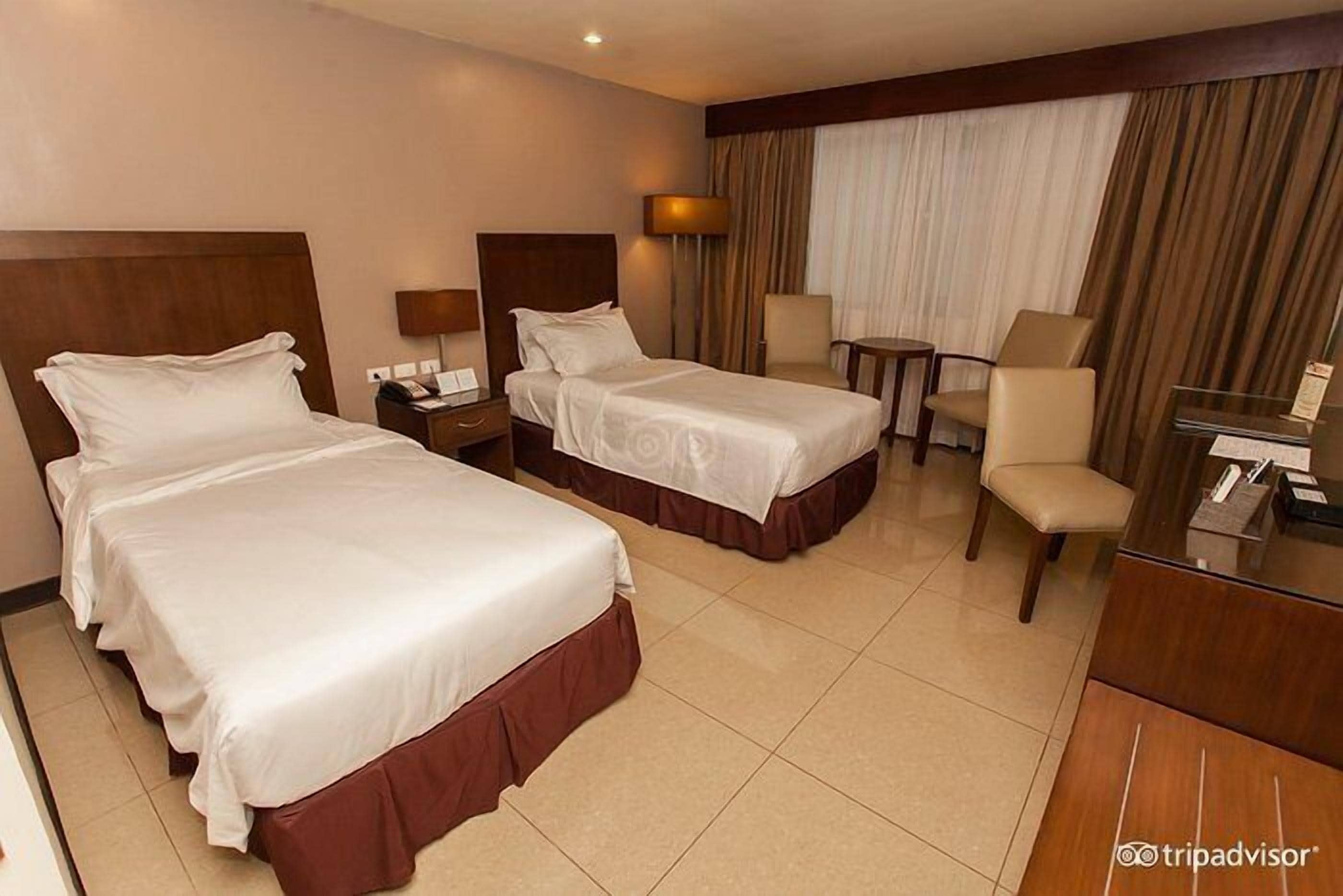 Quarto triplo família | Escrivaninha, ferros/tábuas de passar roupa, Wi-Fi de cortesia