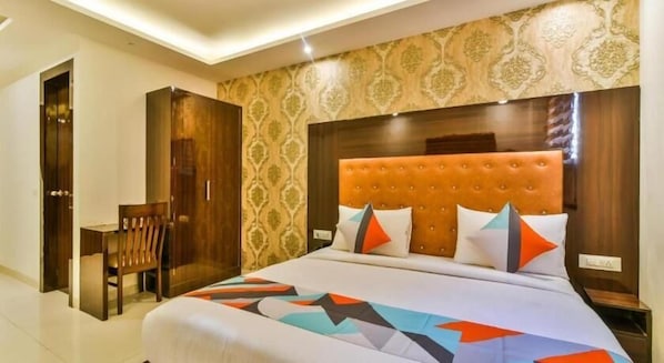 Habitación triple familiar | Escritorio, tabla de planchar con plancha, wifi gratis