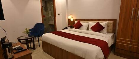 Escritorio, tabla de planchar con plancha y wifi gratis