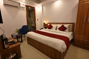 Escritorio, tabla de planchar con plancha y wifi gratis